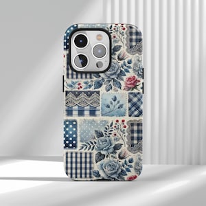 Puede incluir: Una funda de teléfono con un diseño de patchwork que presenta rosas azules, cuadros de vichy, lunares y patrones de encaje. La funda tiene una mezcla de tonos azules claros y oscuros, con un toque de rosa. La funda está diseñada para un teléfono inteligente.