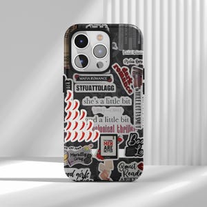 Puede incluir: Funda de teléfono negra con un collage de pegatinas temáticas de libros. Las pegatinas incluyen frases como "Dark Romance" y "Smut Reader". También se ven pegatinas de chiles rojos y lomos de libros.