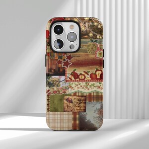 Könnte beinhalten: Dekorative Handyhülle mit einer Collage von Bildern im Vintage-Stil. Das Design umfasst Äpfel, Sterne, Uhren und Karomuster in Rot-, Grün- und Brauntönen. Die Hülle hat ein glänzendes Finish und einen Schutzstoßfänger.