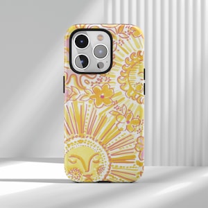 Könnte beinhalten: Eine Handyhülle mit einem leuchtend gelben und weißen Blumendesign. Die Hülle zeigt eine lächelnde Sonne mit Strahlen und kleine orangefarbene Blumen. Die Hülle hat einen schwarzen Rand und einen Kameraausschnitt.