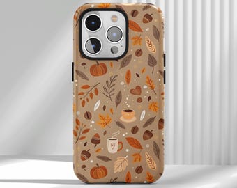 Könnte beinhalten: Eine beige Handyhülle mit einem herbstlichen Muster. Das Design umfasst Kürbisse, Blätter, Eicheln, Kaffeetassen und Herzen in Orange-, Braun- und Beigetönen. Die Hülle hat einen schwarzen Rand und Kameraausschnitte.