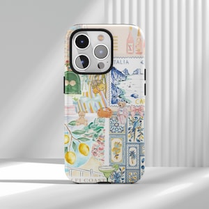 Puede incluir: Funda de teléfono decorativa con un collage de ilustraciones en acuarela. El diseño incluye limones, osos de peluche y paisajes italianos. La funda tiene un acabado brillante y una variedad de colores, incluyendo azul, amarillo y rosa.