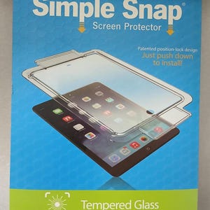 Op de afbeelding: Een blauw en wit pakket voor een iPad Mini schermbeschermer. De verpakking bevat de woorden "Simple Snap" en "Screen Protector". Het product is gemaakt van gehard glas en heeft een gepatenteerd position-lock ontwerp voor eenvoudige installatie.