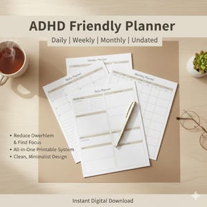 Puede incluir: Un planificador ADHD Friendly con el texto "ADHD Friendly Planner" y "Daily | Weekly | Monthly | Undated". El planificador incluye diseños diarios, semanales y mensuales. También se ven un bolígrafo, una taza de té y una pequeña planta suculenta.