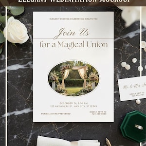 Puede incluir: Maqueta de invitación de boda elegante con el texto "Join Us for a Magical Union". La invitación presenta una ilustración de arco floral y detalles del evento. Elementos adicionales incluyen una caja de anillos, pluma y sello de cera sobre una superficie de mármol.