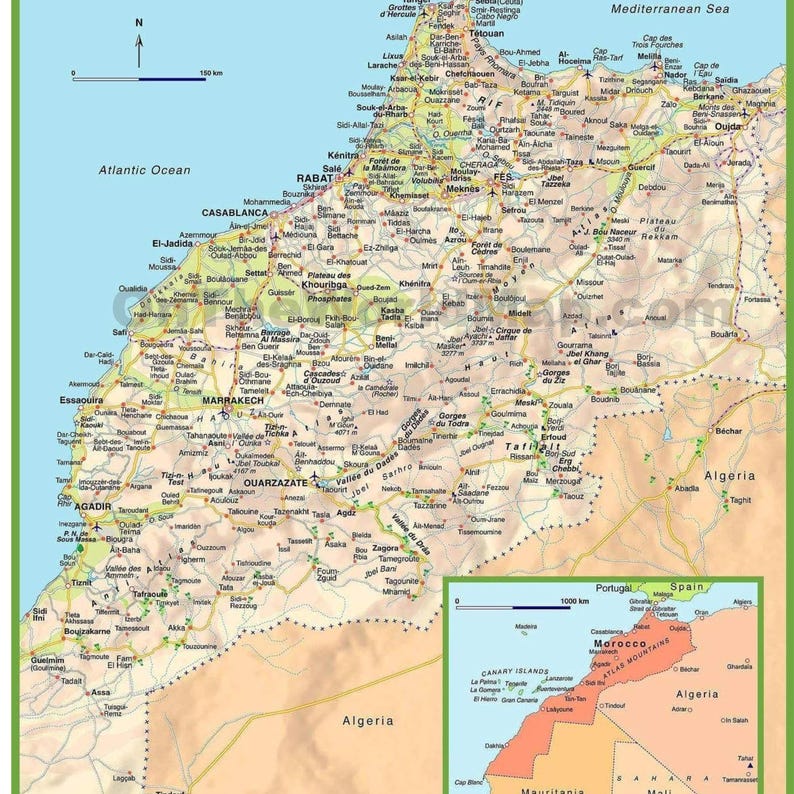 Op de afbeelding: Een gedetailleerde kaart van Marokko en omgeving, inclusief de Atlantische Oceaan en de Middellandse Zee. De kaart toont steden als Casablanca, Marrakech en Agadir, met een kleinere inzetkaart met de Canarische Eilanden. De kaart is in tinten groen, bruin en blauw.