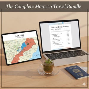 Puede incluir: Un portátil y una tableta muestran información de viaje. La tableta muestra un mapa de Marruecos, mientras que el portátil muestra un itinerario de 10-14 días. También se ven una taza de té, un pasaporte y el texto "The Complete Morocco Travel Bundle".