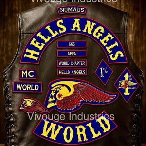 Peut inclure: Un gilet en cuir noir orné de multiples écussons brodés. Le dos affiche le texte HELLS ANGELS en jaune sur un arc bleu, avec des écussons supplémentaires indiquant NOMADS, 666, AFFA, WORLD CHAPTER, MC, WORLD et un emblème de crâne ailé.