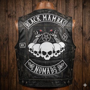 Può includere: Gilet in pelle nera con toppe. La parte posteriore presenta una grande toppa con le parole "BLACK MAMBAS" sopra un disegno di due serpenti, un pentagramma e teschi. La parola "NOMADS" è sotto.