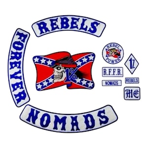 Könnte beinhalten: Eine Sammlung von Aufnähern mit den Wörtern "REBELS" und "NOMADS" in blauer Schrift auf weißem Hintergrund. Ein zentraler Aufnäher zeigt einen Schädel mit Hut vor einer roten Flagge mit Sternen. Zusätzliche Aufnäher mit "FOREVER" und "1%", mit Text.