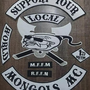 Może przedstawiać: Zestaw czarno-białych naszywek z tekstem i postacią z kreskówki. Naszywki zawierają frazy "SUPPORT YOUR LOCAL", "WORLD" i "MONGOLS MC". Dodatkowe naszywki wyświetlają "M.F.F.M", "R.F.F.N" i "1% er MFFM".