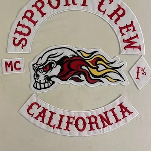 Könnte beinhalten: Gesticktes Patch-Set mit einem Totenkopf mit Flammen, den roten Schriftzügen "SUPPORT CREW" und "CALIFORNIA" auf weißem Grund sowie "MC" und "1%" Patches. Die Patches sind wahrscheinlich für einen Motorradclub.