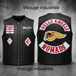 Könnte beinhalten: Eine schwarze Lederweste mit Frontreißverschluss und Aufnähern mit den Aufschriften Hells Angels, Nomads, 666, AFFA, MC und 1%. Die Rückseite zeigt ein großes geflügeltes Totenkopf-Emblem mit dem Text Hells Angels und Nomads. Text Vivouge industries.