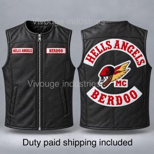 Peut inclure: Un gilet en cuir noir avec une fermeture éclair frontale et deux poches latérales. L'avant présente deux écussons rectangulaires avec le texte rouge HELLS ANGELS et BERDOO. Le dos arbore un grand logo brodé en forme de crâne et des écussons.