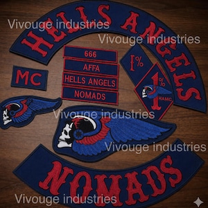 Peut inclure: Un ensemble d'écussons brodés sur tissu bleu foncé avec lettrage et graphismes rouges. Le lot comprend un grand rocker arqué Hells Angels, un rocker Nomads, des bandes rectangulaires, un écusson losange 1% et des emblèmes de crânes ailés.