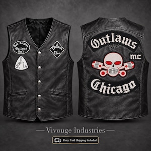 Op de afbeelding: Een zwart leren vest, getoond van de voor- en achterkant. De voorkant heeft zilveren drukknopen en patches met tekst waaronder God Forgives Outlaws Don't en Outlaws 1%. De achterkant toont een grote schedel- en zuigerpatch met Outlaws MC Chicago.