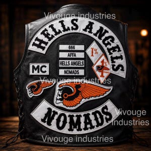 Könnte beinhalten: Eine schwarze Lederweste mit weißen Aufnähern und schwarzer Schrift mit der Aufschrift HELLS ANGELS und NOMADS. Sie enthält ein Totenkopf- und Flügel-Emblem, einen rautenförmigen Aufnäher mit 1%-Text sowie rechteckige Aufnäher mit 666, AFFA, HELLS ANGELS und NOMADS.