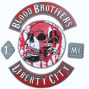 Peut inclure: Un écusson avec les mots "BLOOD BROTHERS" et "LIBERTY CITY" en lettres blanches sur fond rouge et gris. Le centre présente un crâne rouge avec des éclaboussures de sang et le texte "MC" et "1%" sur des écussons gris séparés.