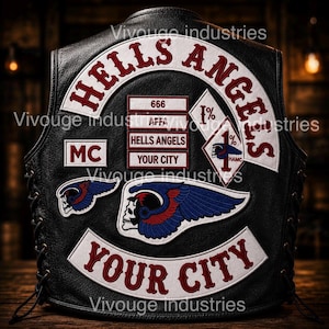 Könnte beinhalten: Eine schwarze Lederweste mit weißen und roten gestickten Aufnähern. Auf der Rückseite stehen die Texte HELLS ANGELS, MC, 666, AFFA, YOUR CITY und 1%. Sie enthält zwei Totenkopf-Flügel-Embleme in Blau, Rot und Weiß sowie seitliche Schnürungen.