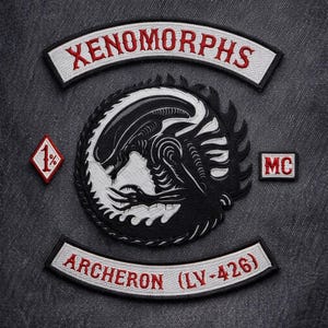 Może przedstawiać: Biały ceramiczny kubek z czarnym uchwytem i napisem "But First, Coffee" w czarnym kolorze. Design kubka jest prosty i nowoczesny, z rozmytym tłem.