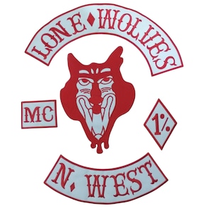 Könnte beinhalten: Ein Satz roter und weißer Aufnäher. Der Hauptaufnäher zeigt "LONE WOLVES" in einem Bogen. Ein roter Wolfskopf ist zentral, mit kleineren Aufnähern mit der Aufschrift "MC", "1%" und "N. WEST".