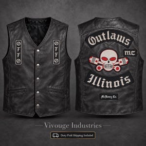 Op de afbeelding: Een zwart leren vest met een knoopsluiting aan de voorzijde en twee verticale patches met de tekst OFF O. De achterzijde toont een grote geborduurde patch van een schedel met gekruiste zuigers, de tekst Outlaws MC, Illinois en McHenry Co.
