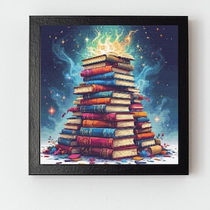 Puede incluir: Impresión enmarcada de una pila de libros coloridos, con un libro abierto en la parte superior que emite un brillo dorado. Los libros son de varios colores, incluyendo rojo, azul y naranja. El fondo es azul oscuro con estrellas y patrones arremolinados.