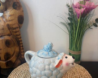 Tetera de cerámica con la imagen de una oveja blanca y azul, de 1990, fabricada en Japón.