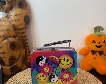 Une petite boîte à lunch métallique rétro ornée de motifs colorés 1990 vintage fabriquée en Chine