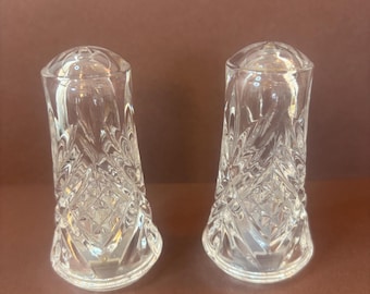Ensemble de Salières et poivrières de collection en cristal de la marque Cristal D'arques, modèle ( masquerade) 1970 fabriqué en France