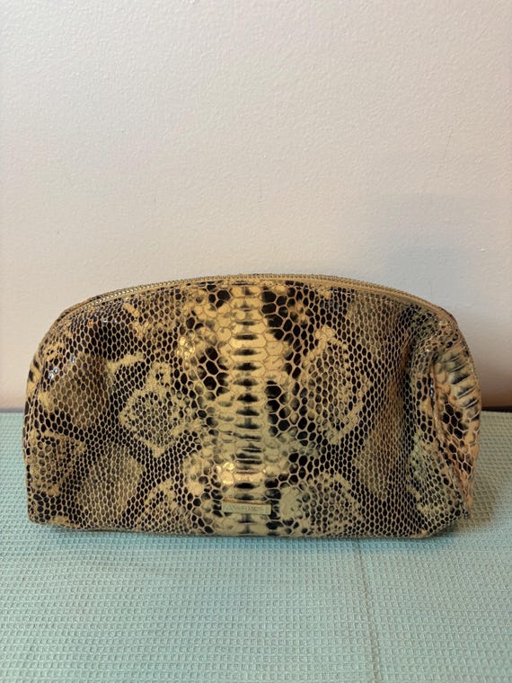 Pochette ou trousse vintage en cuir véritable arborant un imprimé (style python) 1990 vintage de la marque Danier fabriquée en Chine