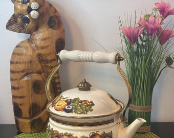Esta tetera esmaltada presenta un colorido motivo de frutas y es un artículo antiguo de Regency Club o Lincoware de la década de 1970, fabricado en Japón.