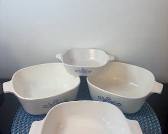 4 fuentes para hornear Corning Ware con el famoso diseño de cerámica Blue Cornflower, de 1958, fabricadas en Canadá.