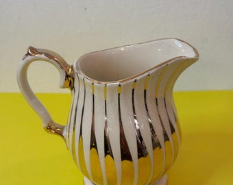 Lattiera in ceramica color avorio con strisce dorate, anni '50, di Sadler, prodotta in Inghilterra.