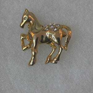 Broche cheval dorée sur le thème des animaux avec strass