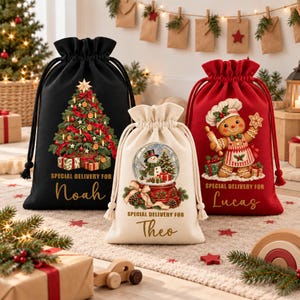 Pode incluir: Três sacos de presente com cordão em preto, creme e vermelho. O saco preto apresenta uma árvore de Natal e o texto Special Delivery For Noah. O saco creme mostra um globo de neve com um boneco de neve e o texto Special Delivery For Theo. O saco vermelho exibe um boneco de gengibre e o texto Special Delivery For Lucas.