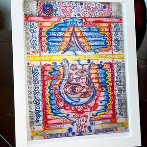 Op de afbeelding: Een ingelijst kunstwerk met een witte rand. De kleurrijke abstracte tekening toont geometrische vormen, ogen en patronen in rood, blauw, geel en grijs. Het kunstwerk heeft tekst in de rechterbovenhoek.