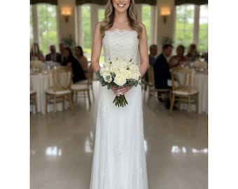 Elegante vestido de novia blanco sin tirantes de encaje