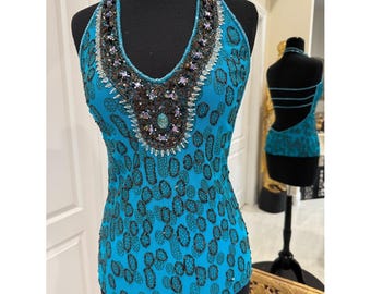 Top de tirantes turquesa con escote halter bordado a mano sobre tela elástica.
