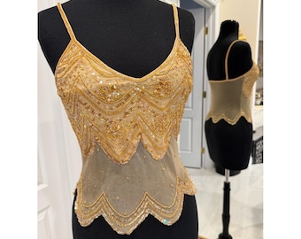 Top de tirantes de malla elástica dorada con cuentas bordadas a mano de Attitudes by Debra