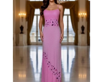 Elegante vestido de noche rosa con tirantes finos, profusamente bordado a mano con cuentas y tejido elástico intrincado.