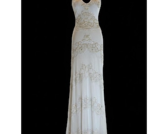 Elegante y deslumbrante vestido de novia blanco bordado a mano. De Attitudes by Debra, corte elástico.