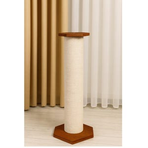 Puede incluir: Un rascador para gatos con una cuerda de sisal natural enrollada alrededor de un poste de madera. El poste tiene una base y una parte superior hexagonales de madera. El fondo presenta cortinas beige y blancas y un suelo de madera de color claro.