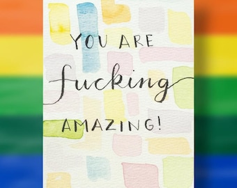 Könnte beinhalten: Eine Aquarell-Grußkarte mit dem Text "YOU ARE fucking AMAZING!" in schwarzer Schrift. Die Karte zeigt farbenfrohe Pinselstriche in Gelb, Blau, Rosa und Grün. Der Hintergrund ist ein Regenbogenverlauf.