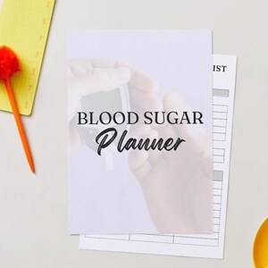 Könnte beinhalten: Ein weißer Planer mit dem Titel "BLOOD SUGAR Planner" mit einem verschwommenen Bild eines Blutzuckermessgeräts. Ein gelber Notizblock mit einem orangefarbenen Stift und eine Tasse Kaffee sind ebenfalls zu sehen.