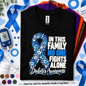 Camiseta "Nesta Família Ninguém Luta Sozinho", Camiseta de Conscientização sobre Diabetes com Fita e Impressão de Mão, Camiseta Combinando para a Família com Diabetes Tipo 1, Camiseta com Fita e Impressão de Mãos Azuis