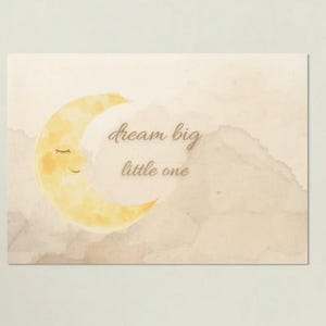 Puede incluir: Ilustración en acuarela con una luna creciente con los ojos cerrados y el texto "dream big little one". La obra de arte tiene una paleta de colores suave y neutra, adecuada para la decoración de la habitación de los niños.