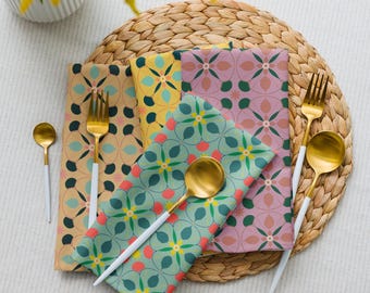 Juego de 4 servilletas de tela con flores vibrantes, decoración ecológica para ocasiones especiales y uso diario.