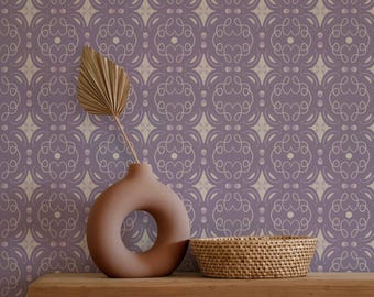 Papel pintado vintage con volutas: elegante diseño Art Nouveau en tonos crema y lavanda para interiores clásicos y modernos.
