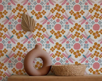 Papel tapiz bohemio con diseño floral de libélula: un caprichoso patrón simétrico en rosa, naranja y azul.